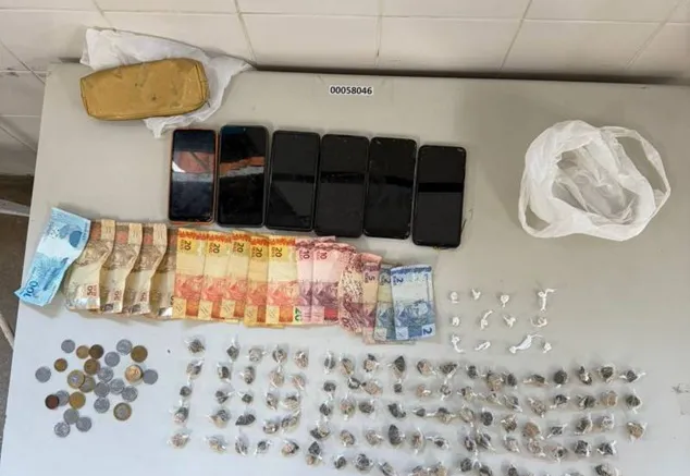 Polícia apreende 93 porções de maconha e 12 pedras de crack durante ação em Guanambi