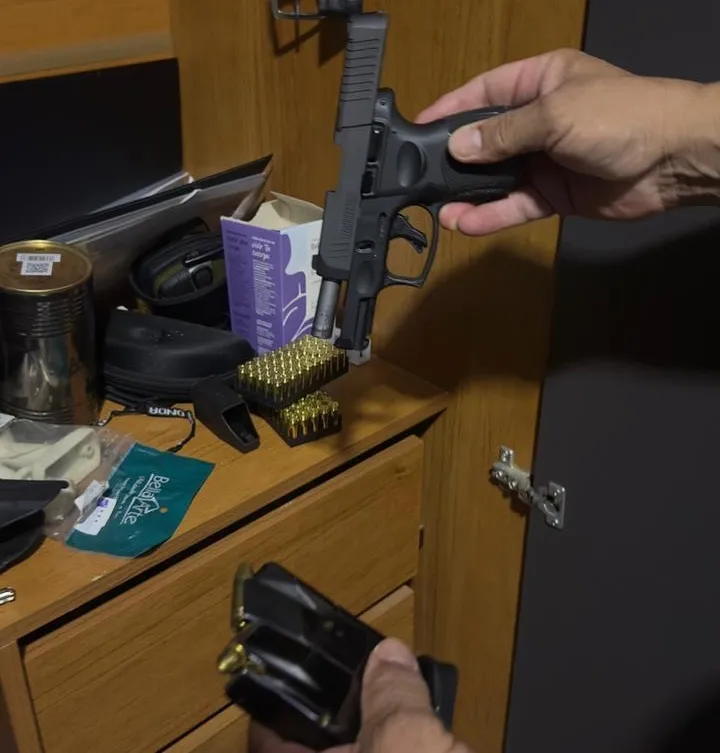 Pistola e munições são apreendidas durante operação em Coribe