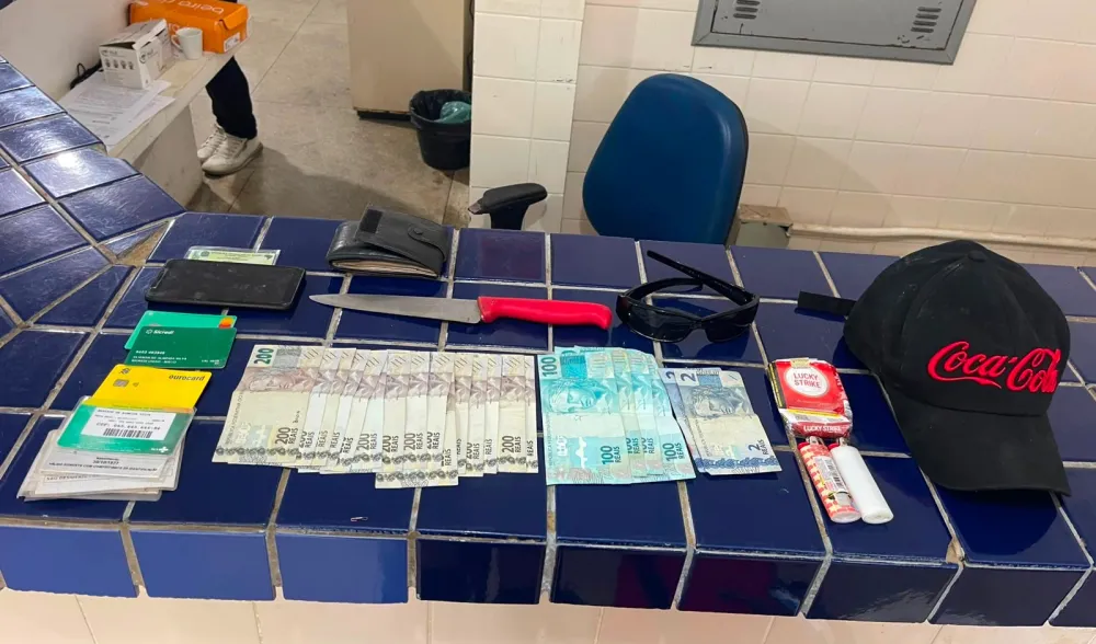 Foragido por tráfico de drogas é preso com R$ 3,4 mil, faca e celular na Rodoviária de Brumado
