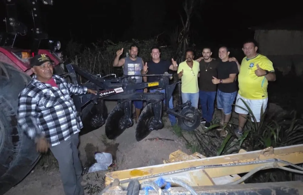 Deputado Marquinho Viana entrega equipamento agrícola em Ituaçu