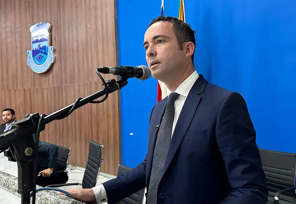 Prefeito Fabrício Abrantes reforça diálogo entre Executivo e Legislativo em sessão solene da Câmara de Brumado