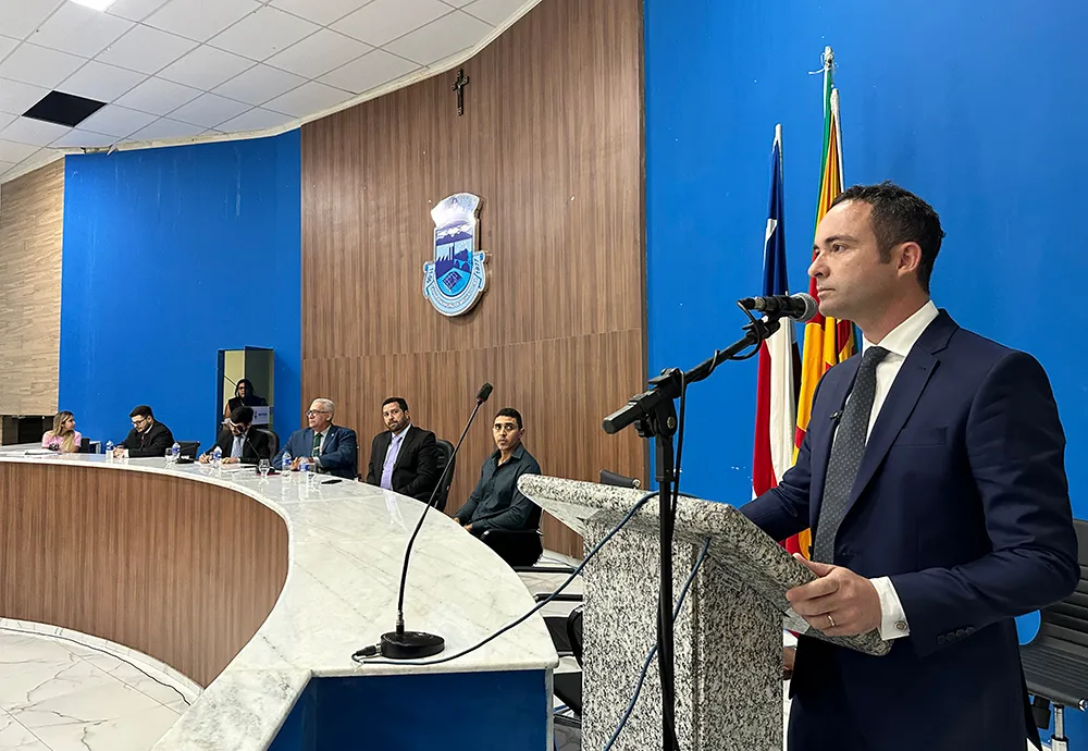 Prefeito Fabrício Abrantes reforça diálogo entre Executivo e Legislativo em sessão solene da Câmara de Brumado