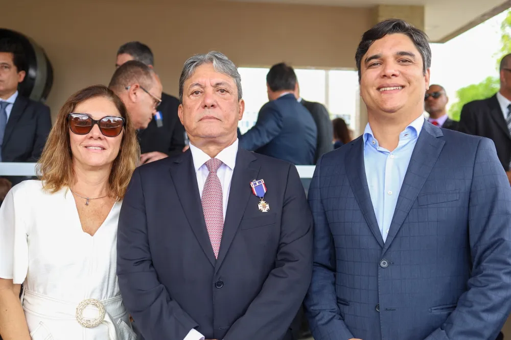 Vítor Bonfim celebra homenagem ao pai, João Bonfim, com Medalha do Mérito Policial-Militar