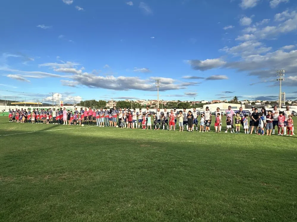 Futebol Solidário reúne grandes nomes do esporte e arrecada quase 5 toneladas de alimentos em Brumado