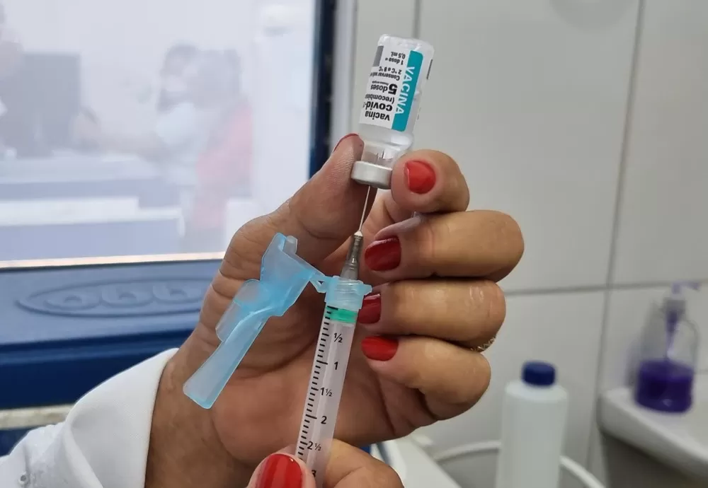 Brumado vacina idosos a partir de 70 anos e pacientes imunocomprometidos com reforço da vacina bivalente neste sábado (04)