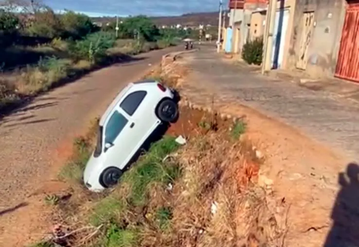 Veículo cai de barranco na Rua Rui Barbosa em Brumado