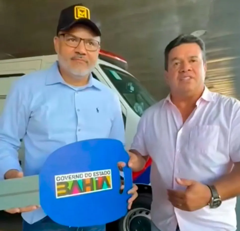 Deputado Marquinho Viana entrega ambulância para Boquira