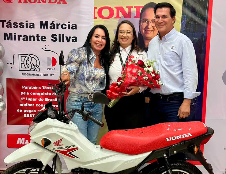 Tássia Mirante recebe homenagem da M&M Motos Brumado por conquista histórica no Best Quality Honda 2024