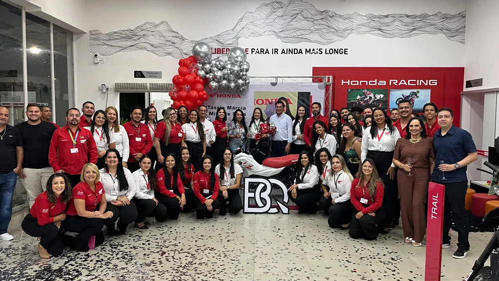 Tássia Mirante recebe homenagem da M&M Motos Brumado por conquista histórica no Best Quality Honda 2024