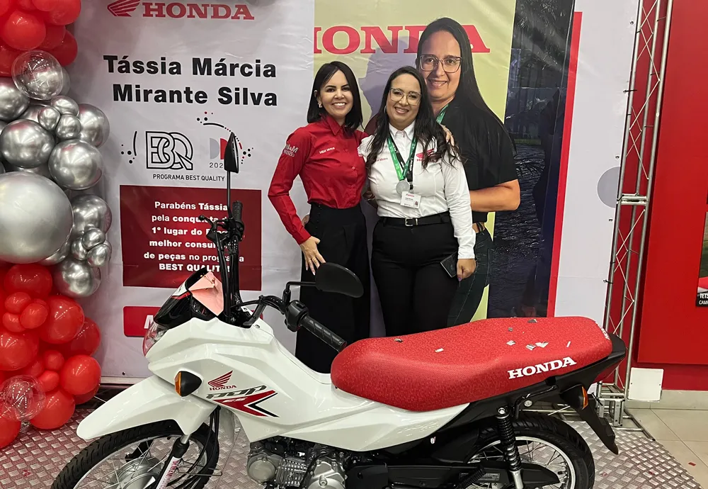 Tássia Mirante recebe homenagem da M&M Motos Brumado por conquista histórica no Best Quality Honda 2024