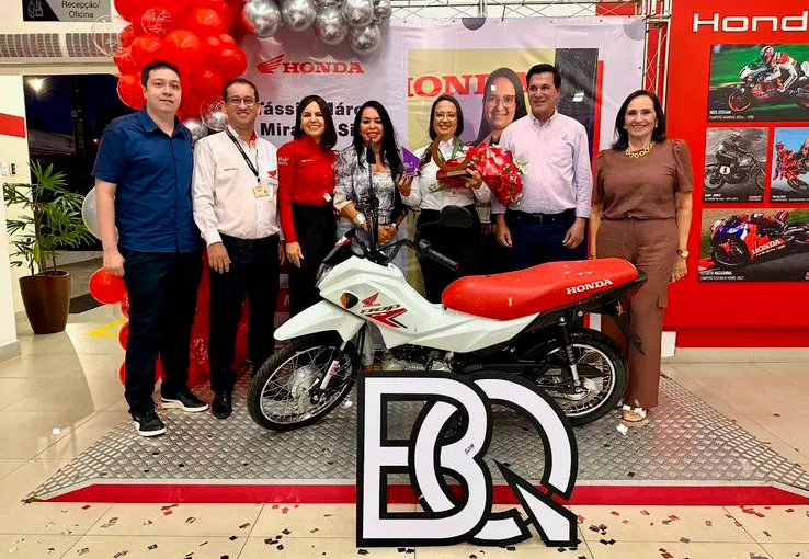 Tássia Mirante recebe homenagem da M&M Motos Brumado por conquista histórica no Best Quality Honda 2024