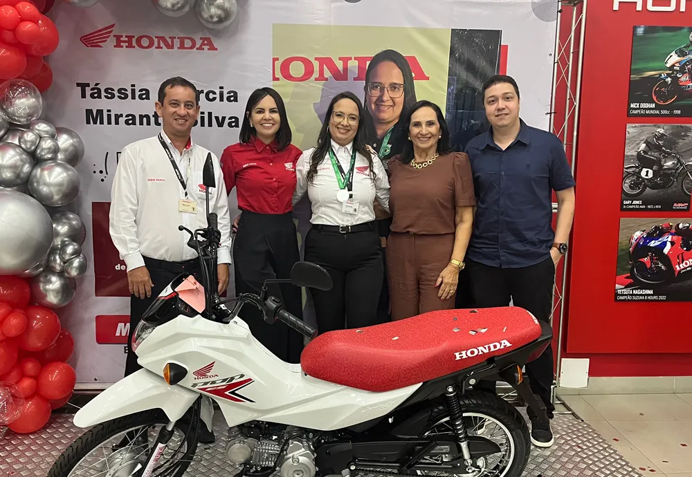 Tássia Mirante recebe homenagem da M&M Motos Brumado por conquista histórica no Best Quality Honda 2024