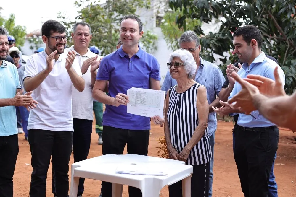 Prefeito de Brumado assina ordem de serviço para pavimentação na Avenida Cleio Antônio Diniz e obra começa no mesmo dia