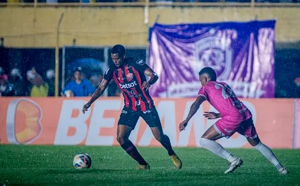 Vitória perde invencibilidade e liderança no Campeonato Baiano após revés contra o Barcelona de Ilhéus