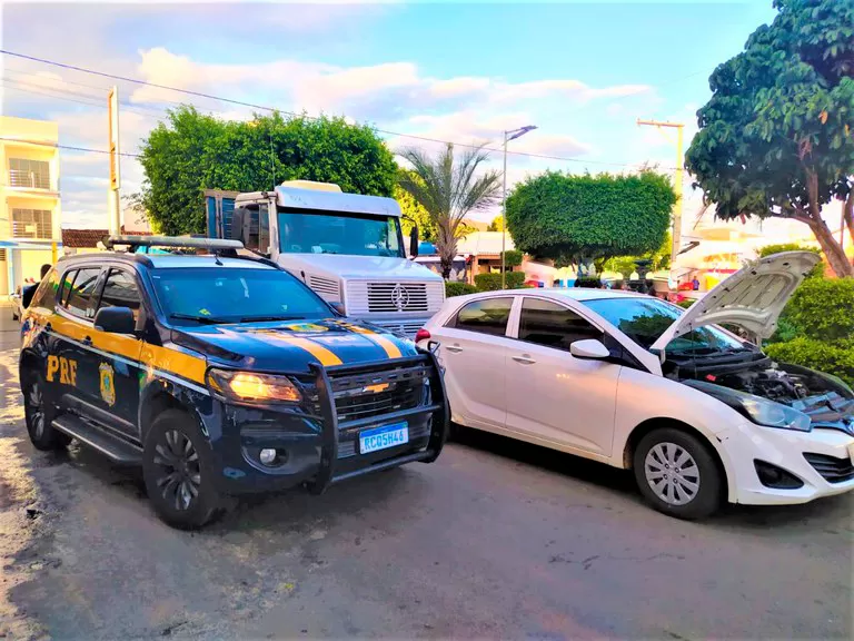 PRF recupera veículo roubado em Rio do Antônio