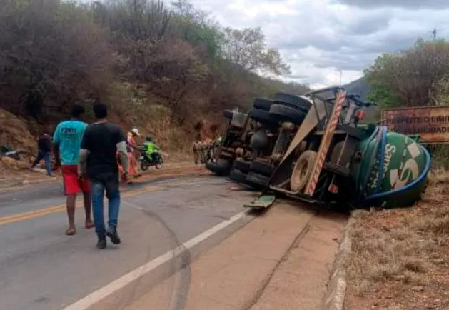 Homem morre após caminhão carregado com dejetos de esgoto tombar na BR-030, em Guanambi