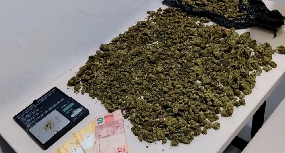 Veículo foge de abordagem policial e PM encontra porções de maconha no Jardim Guanabara, em Conquista