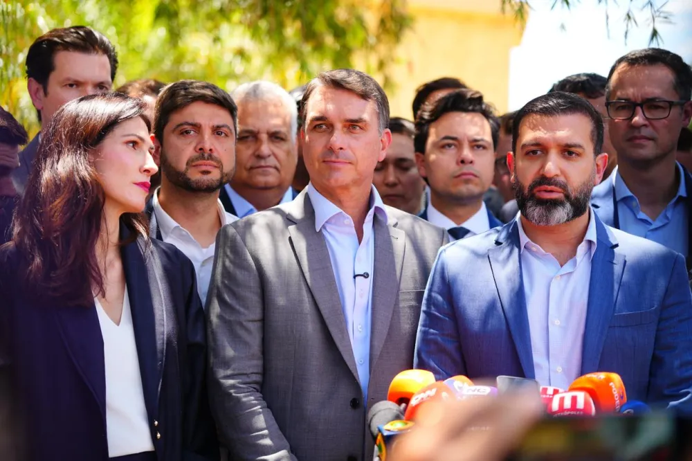 Flávio Bolsonaro recebe apoio de partidos e fala em mudar Constituição
