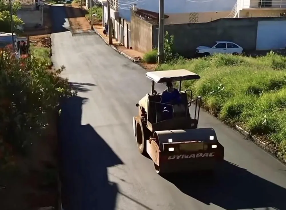 Prefeito Fabrício Abrantes destaca avanço com asfaltamento no bairro Olhos D’Água em Brumado