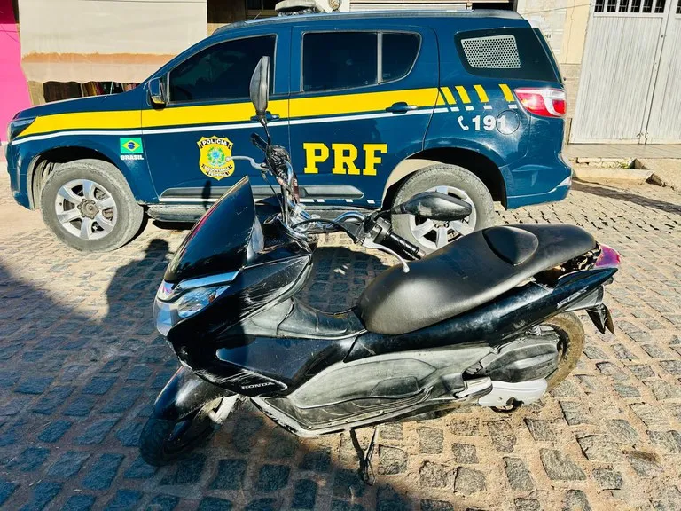 PRF recupera motocicleta com registro de furto