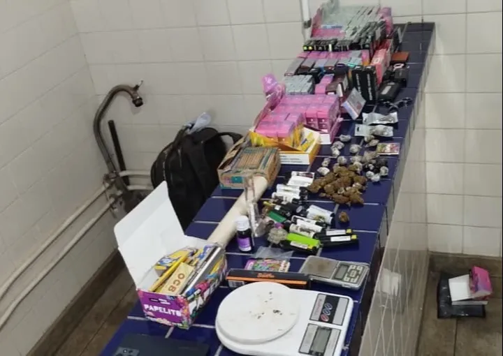 PM apreende drogas, cigarros eletrônicos e mais de R$ 1 mil durante ação em Brumado
