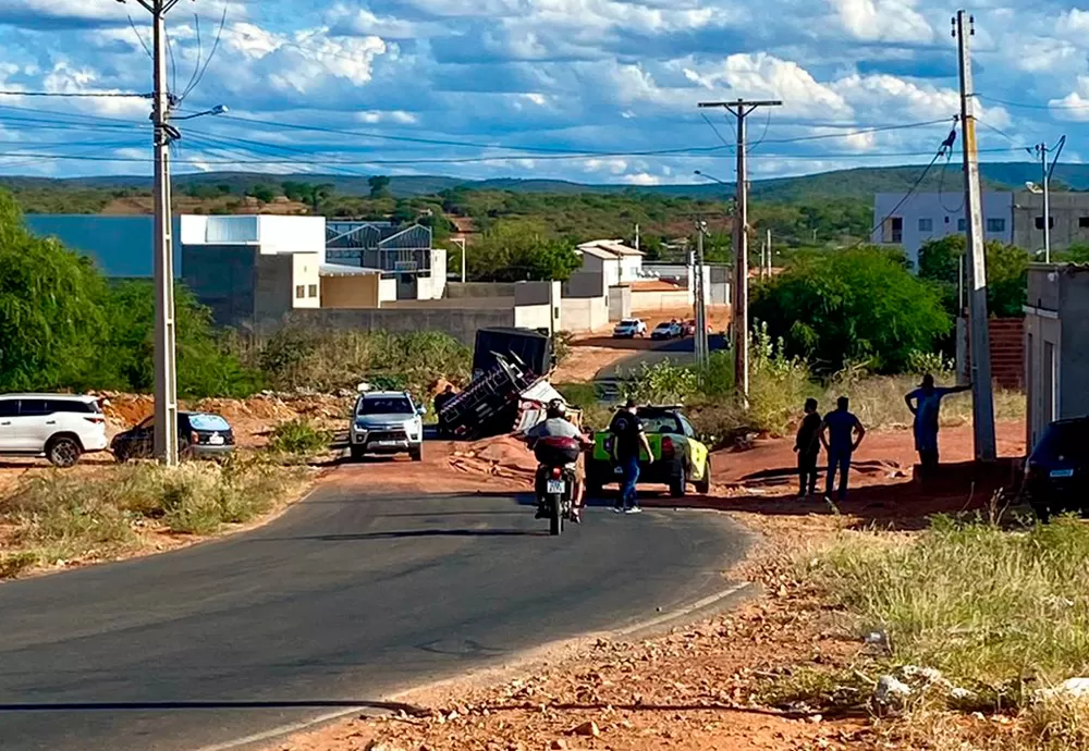 Carreta carregada com grãos tomba em Brumado e interdita avenida