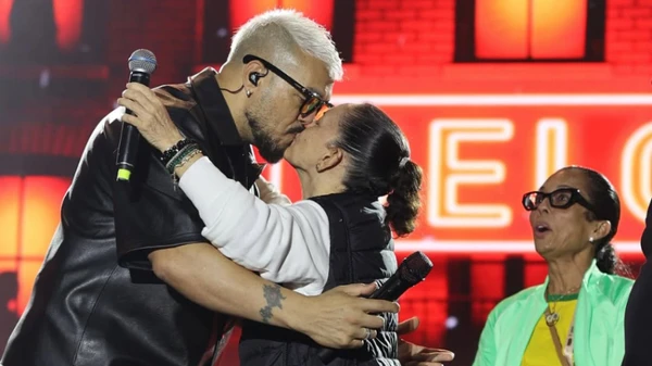Prefeita de Conceição do Jacuípe beija cantor Belo durante show e momento repercute nas redes sociais