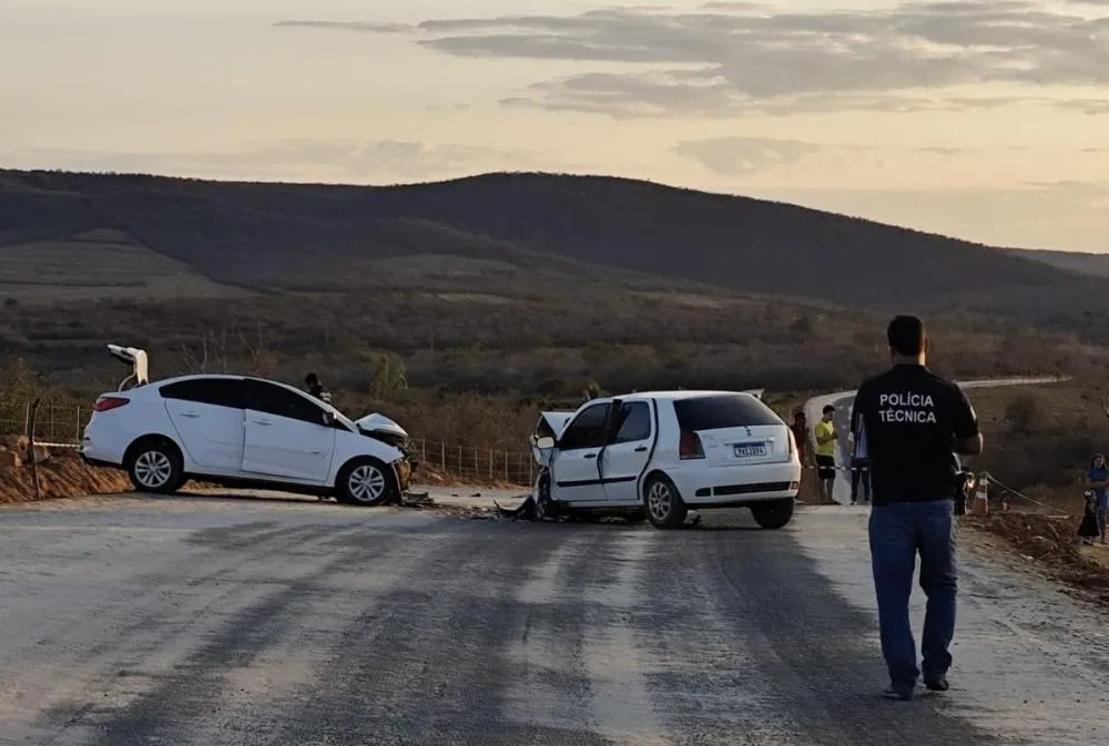 Colisão frontal na BA-026 deixa um morto e quatro feridos