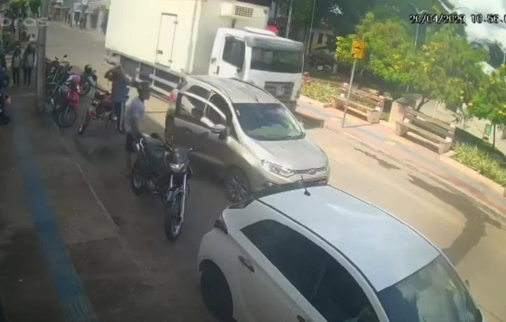 Homem morre prensado entre veículo particular e caminhão baú em Guajeru