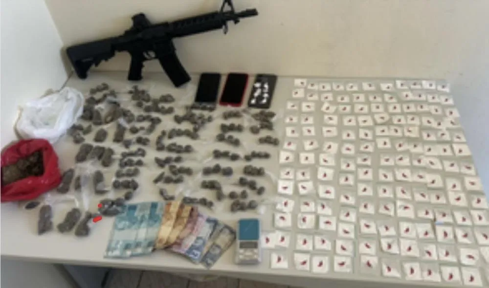 Operação em Condeúba desarticula organização criminosa e apreende drogas, munições e simulacro de fuzil