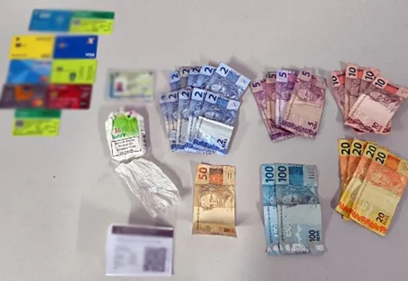 Homem é conduzido à delegacia após confusão e apreensão de droga em Guanambi