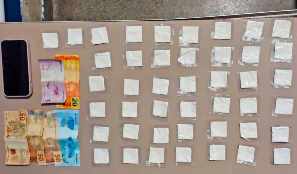 PM apreende 50 papelotes de cocaína e conduz suspeita em Macaúbas