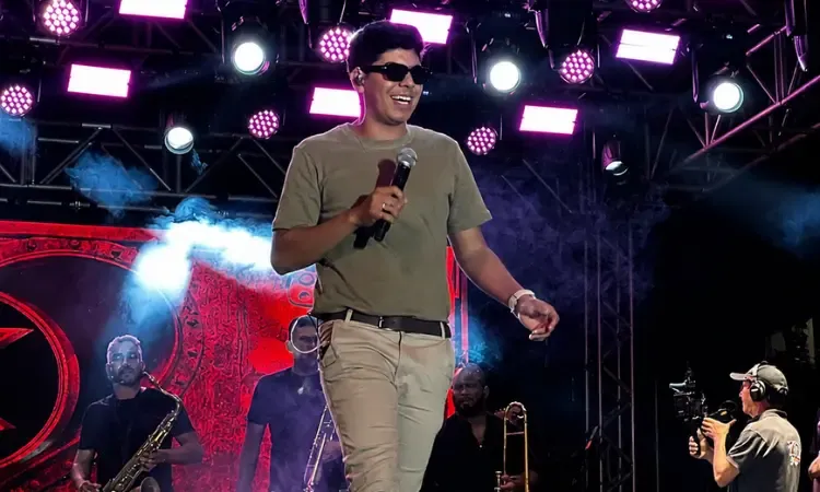 Kauan Lima desce do palco e leva multidão ao delírio no São João de Tanhaçu