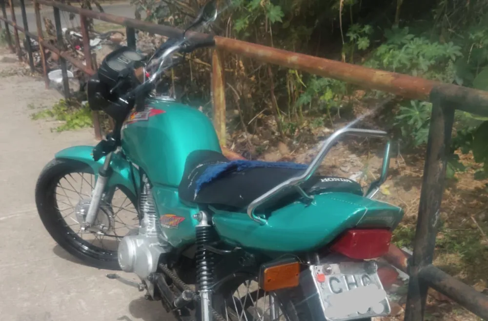 Motocicleta com placa adulterada e escapamento irregular é removida pela PM em Brumado