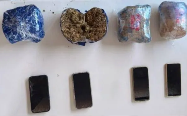 Dois homens são presos em Guanambi após retirada de encomenda com quatro tabletes de maconha nos Correios