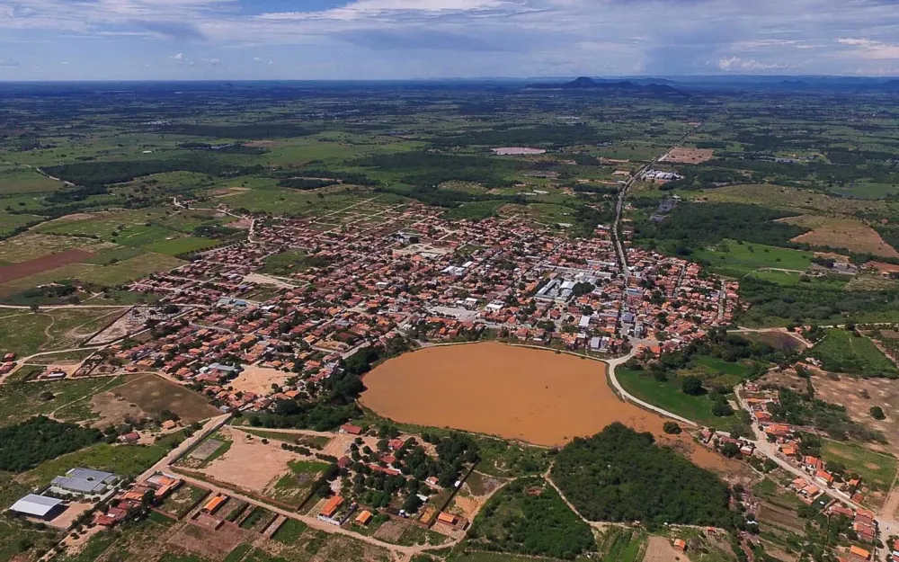 Ataque a tiros deixa dois homens feridos em praça pública no distrito de Mutans, em Guanambi