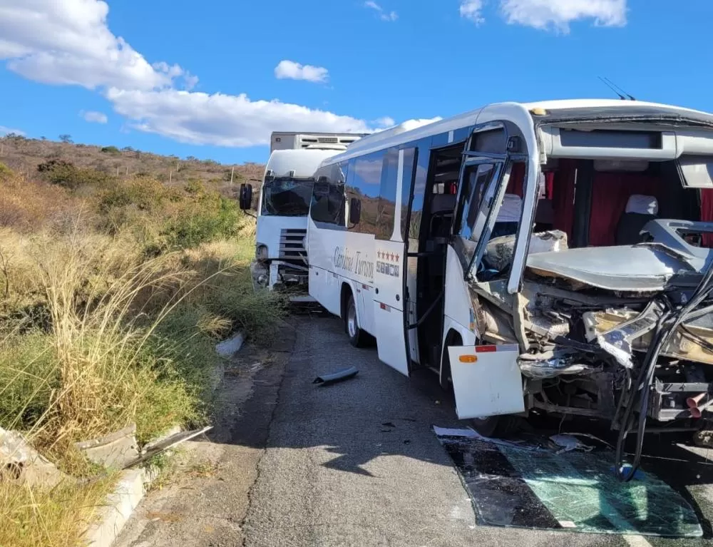 Colisão em cadeia na BA-262 resulta em capotamento e uma pessoa ferida