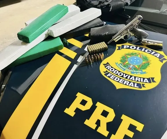 PRF apreende drogas, arma e munições em ônibus de turismo na BR-116