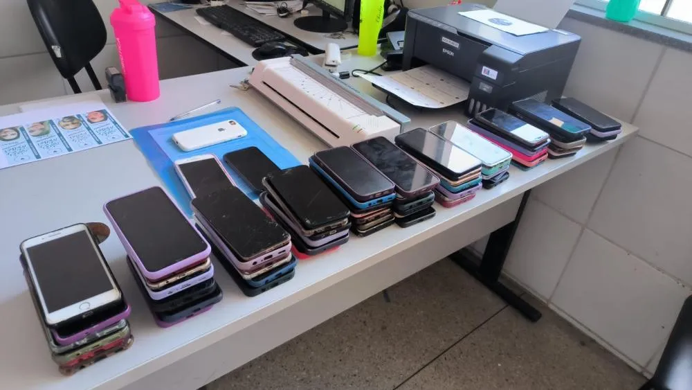 Comissão de Educação aprova projeto que proíbe celular em escolas