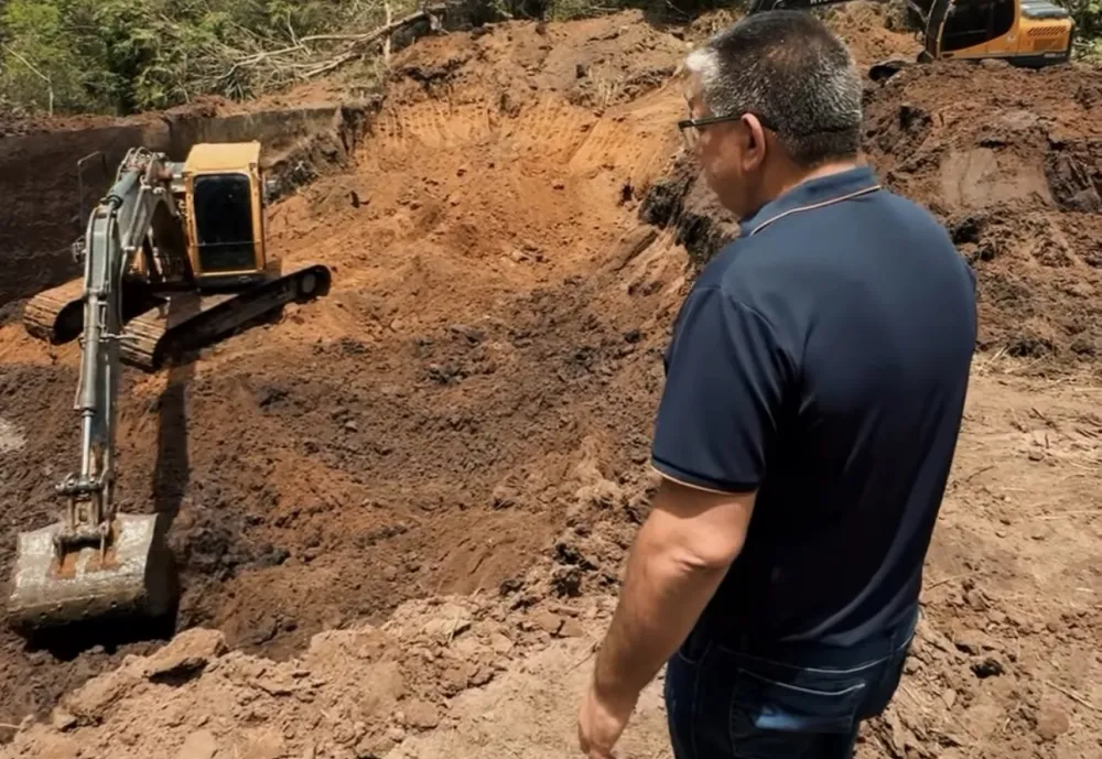Prefeitura de Tanhaçu inicia limpeza da barragem do Tucum para recuperar abastecimento de água