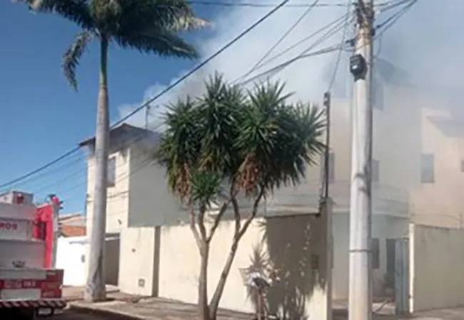 Incêndio criminoso: suspeito coloca fogo em casa, sobe em telhado e foge em Guanambi