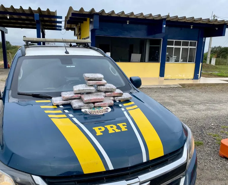 PRF apreende 8 kg de maconha em ônibus na BR 116, em Poções