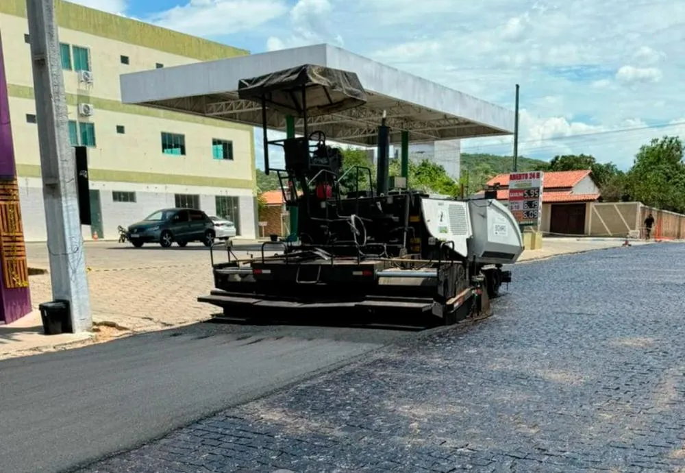 Parceria de Ivana Bastos com os governos estadual e municipal assegura asfalto para o centro de Botuporã