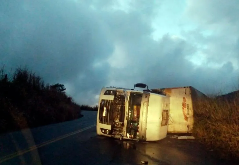 Caminhão tomba na Serra do Marçal e deixa apenas danos materiais