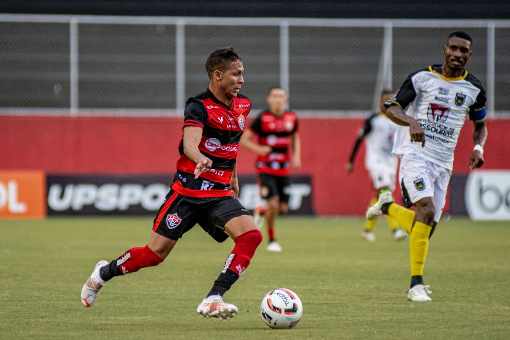 Vitória desperdiça pênalti e sofre revés jogando dentro do Barradão lotado