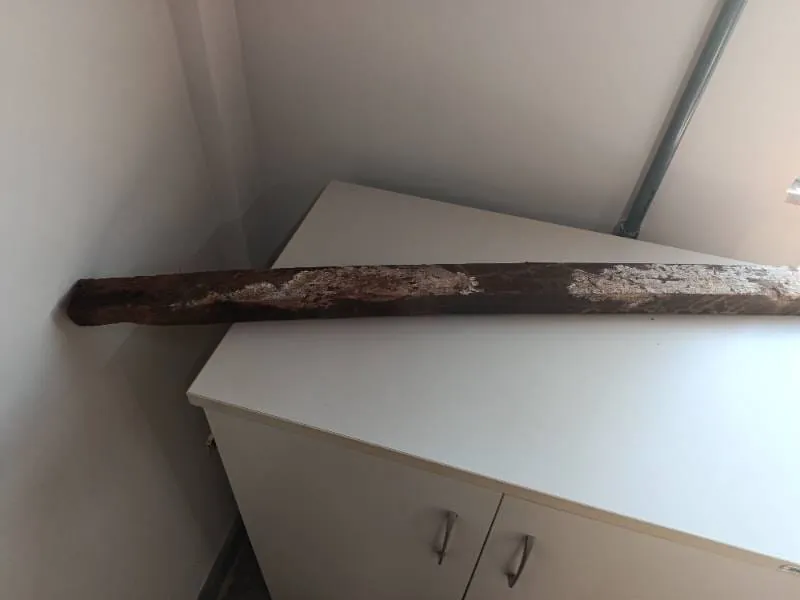 Homem de 25 anos é levado à delegacia após ameaçar o pai com pedaço de madeira e danificar objetos em casa