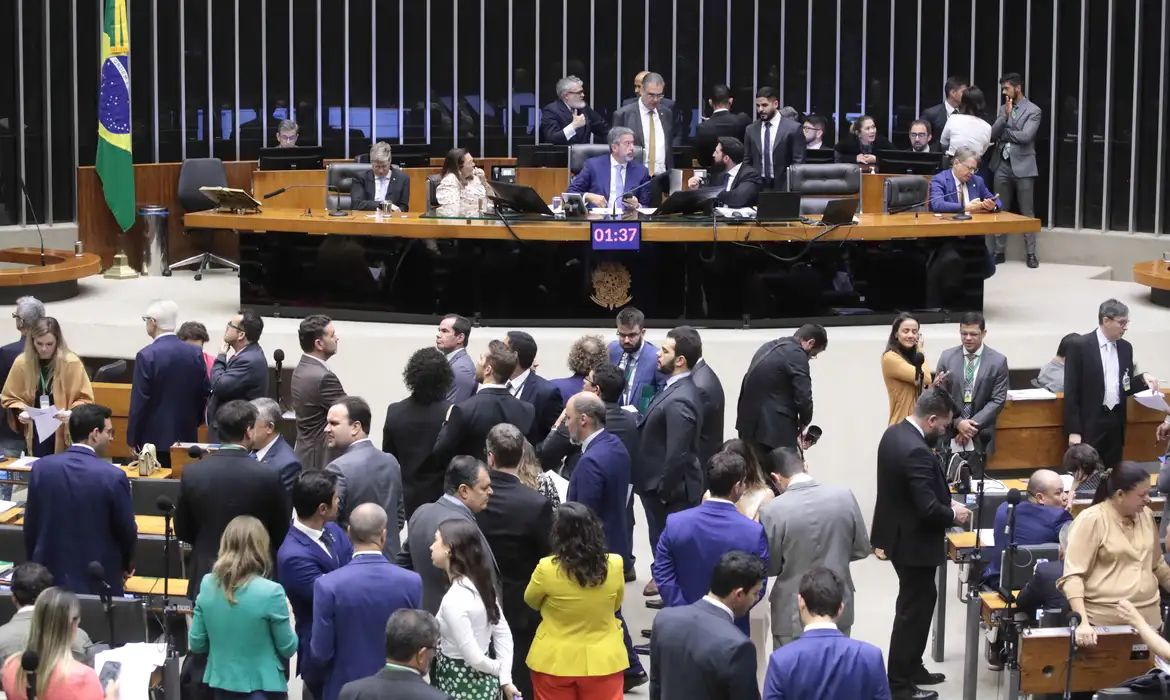 Câmara dos Deputados aprova teto para salário mínimo, mas afrouxa mudanças no BPC