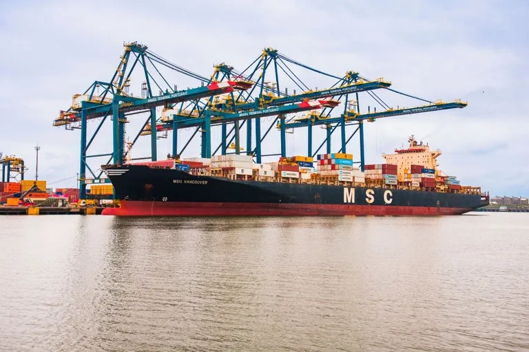 Governo do Brasil zera imposto de importação de quase mil itens e acumula medidas que beneficiam indústria, serviços e população