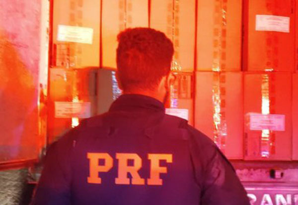 PRF apreende 450.000 maços de cigarros contrabandeados