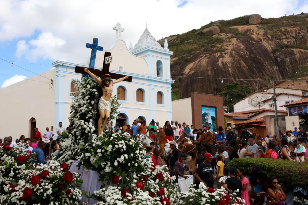 Em Milagres, Jerônimo Rodrigues une devoção, cultura e entregas para mobilidade e saúde